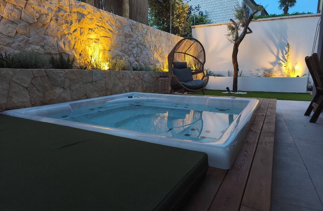 Charming 2-bedroom apartment with garden And jacuzzi