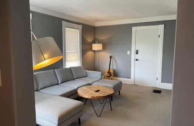 Charming 2-bedroom apartment with WiFi, AC in enchanting Corning