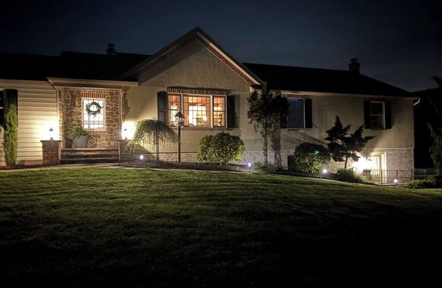 Charming 2-Bedroom B&B surrounding farmland with Chickens,mini goats, and cows