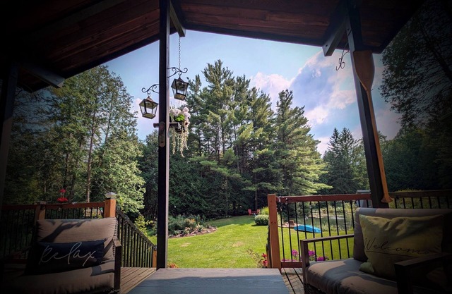Charming 2-bedroom cottage in Clarington with hottub, WiFi and AC