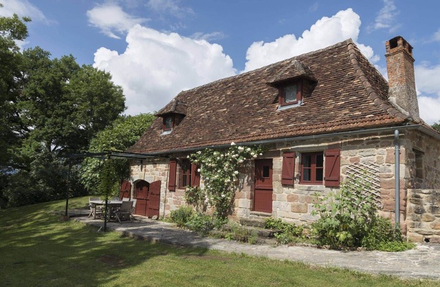 Charming 2 bedroom cottage surrounded by nature, pool and games room access