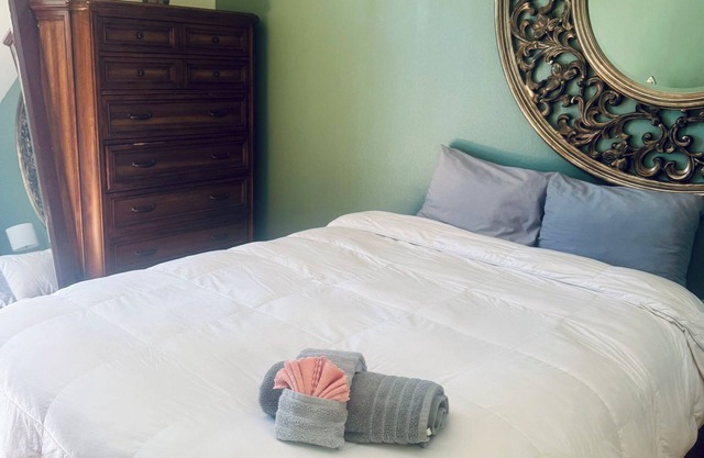 Charming 2-bedroom Condo with WiFi, AC in Superb Fort Myers location near Beach