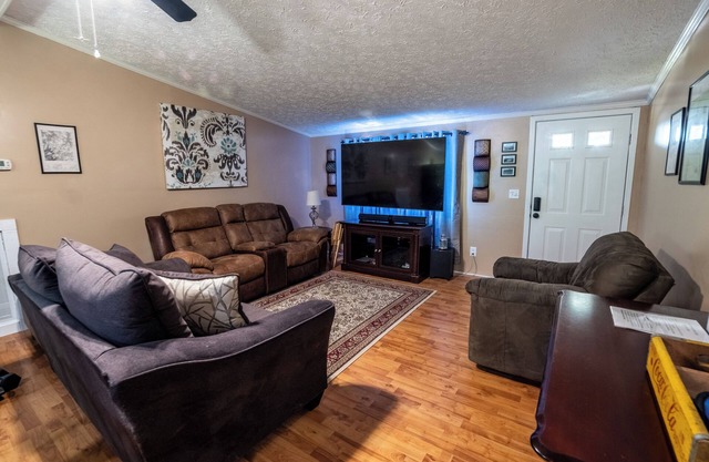 Charming 2-bedroom cottage with WiFi, AC in welcoming Smithville