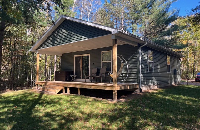 Charming 2-Bedroom Cabin on the River in Beaverton