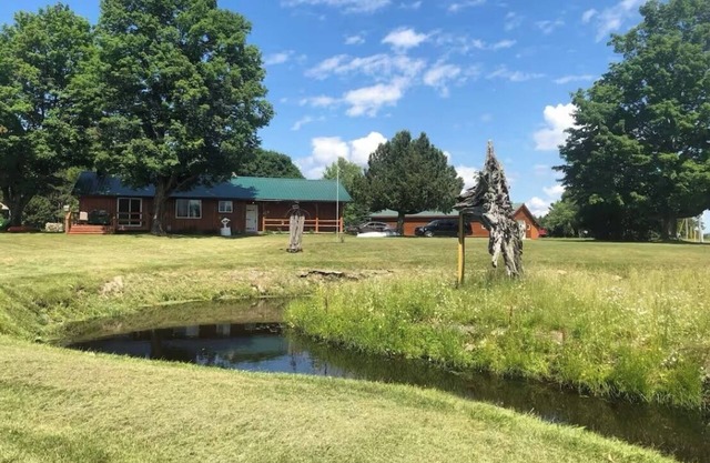 Charming 2-bedroom cabin with WiFi and AC in Gladstone