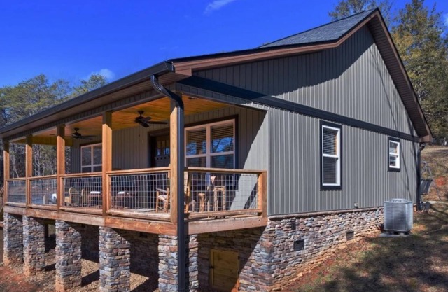 Charming 2-bedroom cabin located on the Clinch River in Tazewell, TN