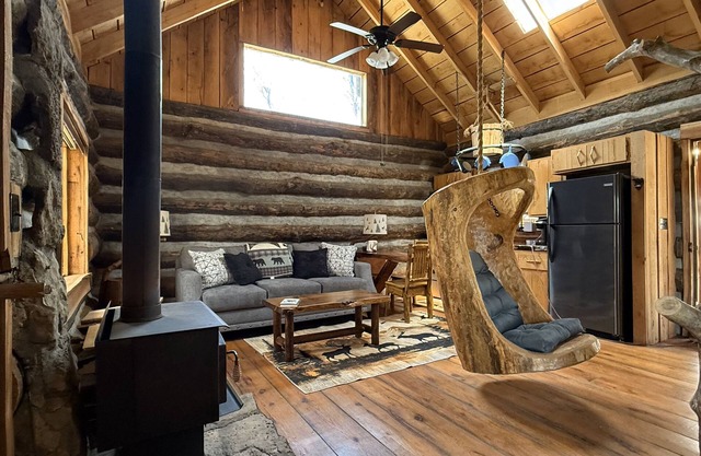 Charming 2-bedroom cabin with WiFi, AC near marvelous Pleasant Hope, Mo.