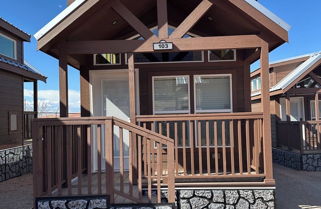 Charming 2-bedroom cabin #103 with AC, Wi-Fi in delightful Moab