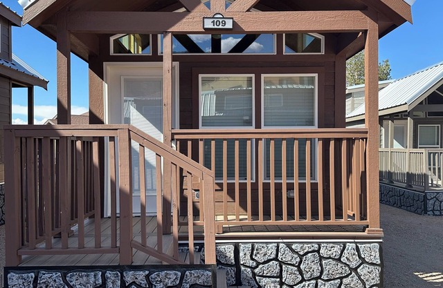 Charming 2-bedroom cabin #109 in fabulous Moab with AC, Wi-Fi