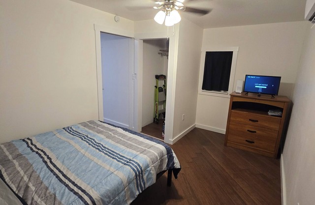 Charming 2-bedroom cabin with all essential living necessities on 10 acres-Cumby
