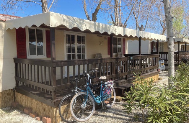 Charming 2-bedroom chalet in tranquil Toscana , Viareggio, camping Paradiso