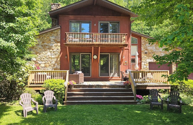 Charming 2-bedroom chalet style house in the country in delightful Latrobe