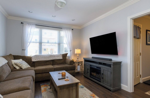 Charming 2-bedroom condo, 15 min from city with laundry & parking