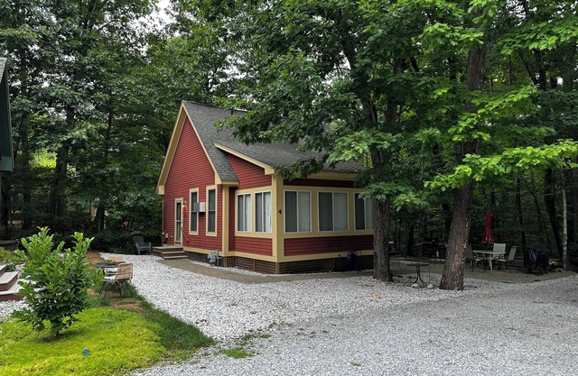 Charming 2-bedroom cottage in Westford, sandy beach, 2 pools, restaurant on site