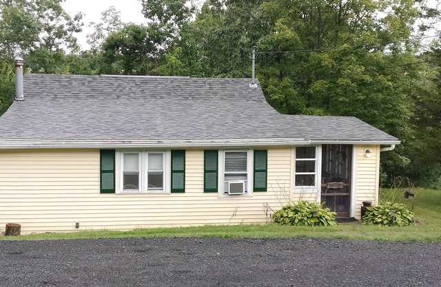 Charming 2-bedroom cottage near Bedford, screened porch deck & private setting