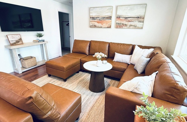 Charming 2-bedroom cottage less than one mile to Montara beach