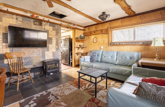 Charming 2-bedroom Cottage,rural Southern Ohio. Porch & yard. Pet & kid friendly