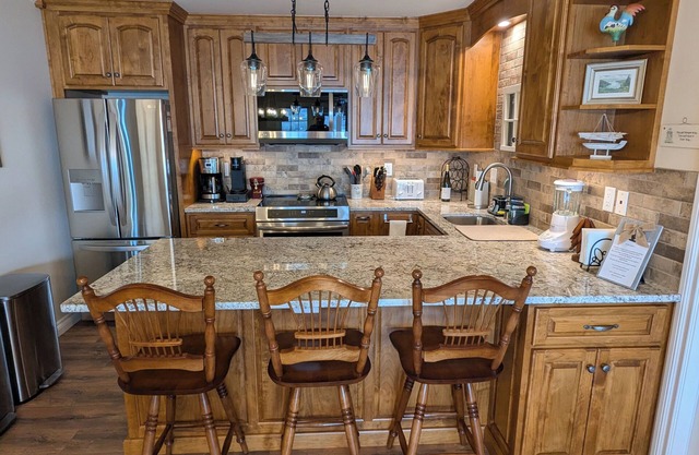 Charming 2-bedroom guest suite right on Keuka Lake with all the comforts of home