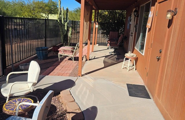 Charming 2-bedroom guest house with AC in fabulous Tucson