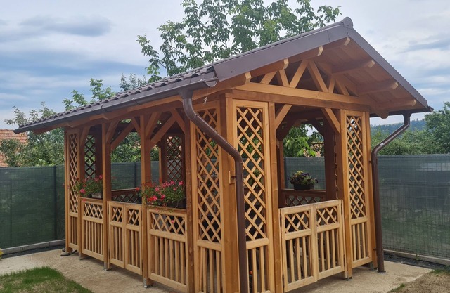 Charming 2-bedroom house in lovely Dărmănești with WiFi