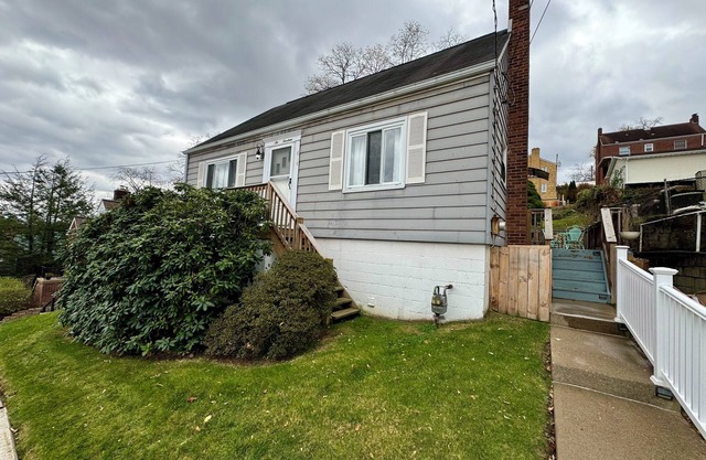 Charming 2-bedroom house with AC, WiFi in Pittsburgh