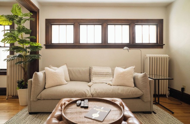 Charming 2-bedroom house with WiFi, Centrally Located in Saint Paul