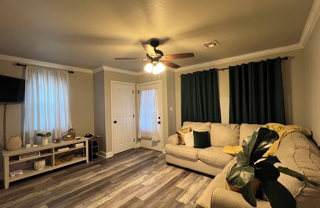 Charming 2-bedroom house with WiFi, AC, Home Office,backyard in lovely Chalmette