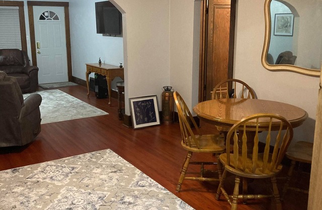 Charming 2-bedroom house with WiFi, AC in delightful La Crosse