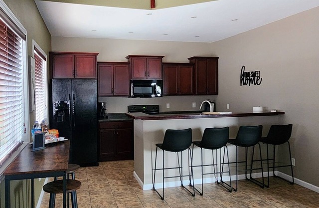 Charming 2-bedroom house with WiFi, AC in cool Escanabann