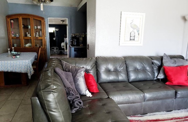 Charming 2-bedroom house with WiFi, AC in lovely Palmdale