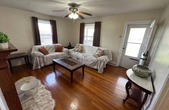 Charming 2-bedroom House in charming Ridgeway/Martinsville