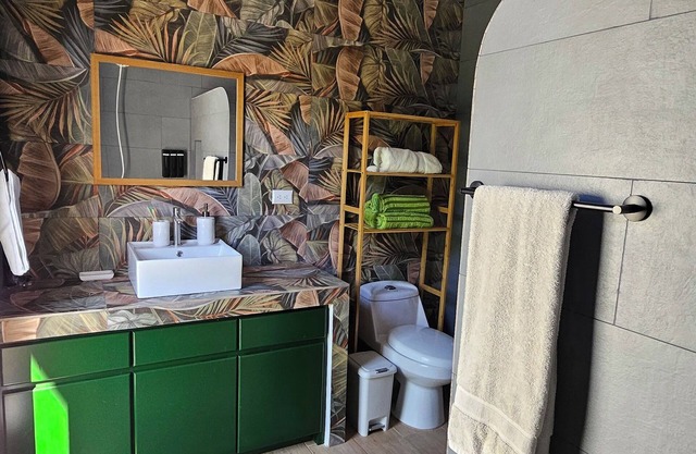 Charming 2-bedroom house with WiFi, AC in serene Parrita