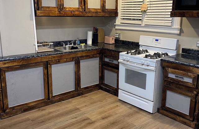 Charming 2-bedroom house in delightful Altoona with WiFi