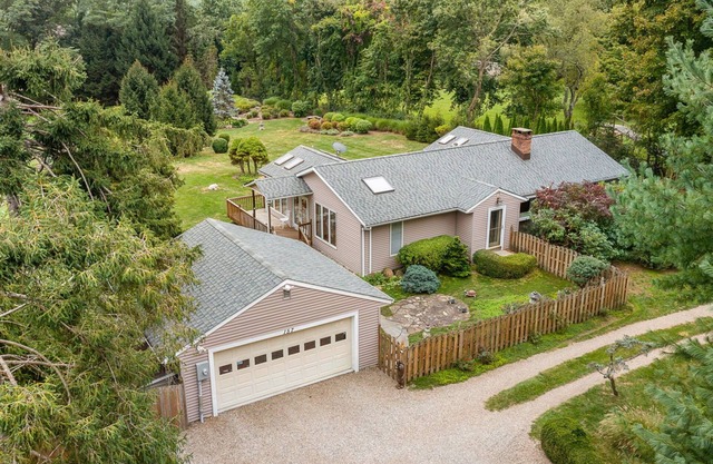 Charming 2-bedroom house on 2 dog friendly landscaped acres in lovely Chester