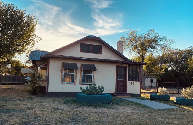 Charming 2-bedroom house in Coleman with AC and WiFi. Sleeps 7 & no pets.