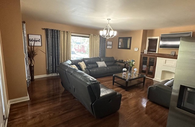 Charming 2-bedroom house in Maywood with WiFi, AC full basement with sofa bed