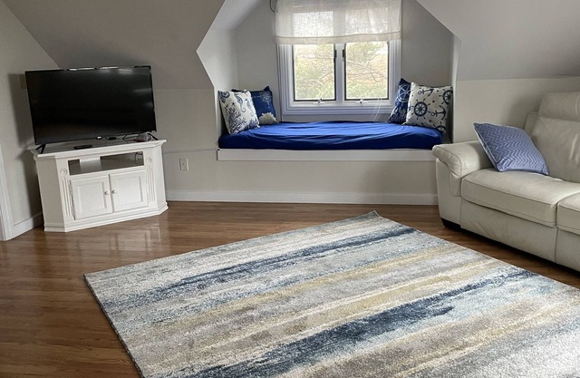 Charming 2-bedroom house with spectacular sunsets on beautiful Plum Island