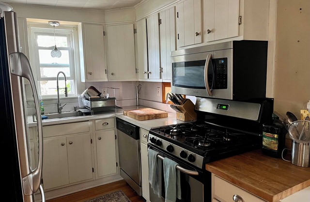 Charming 2-bedroom house with WiFi, AC in lovely Peabody