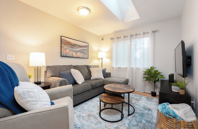 Charming 2-bedroom house in Spokane with WiFi and AC