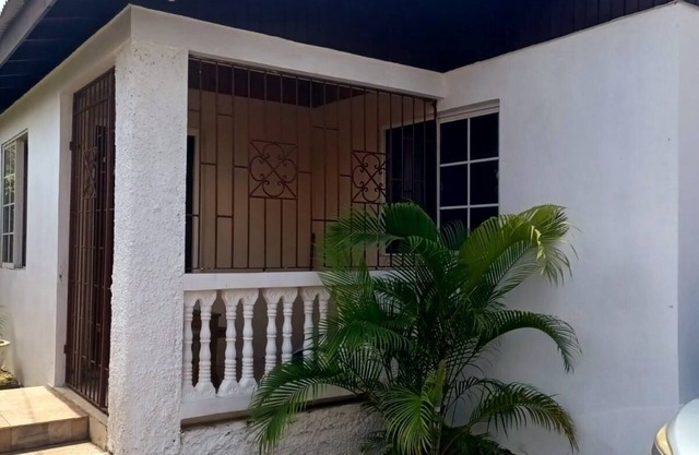 Charming 2-bedroom house with AC and WiFi in gorgeous Negril, Jamaica