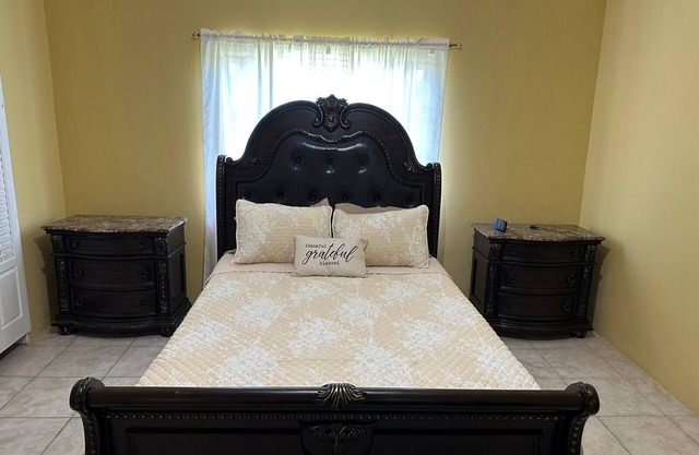 Charming 2-bedroom house with WiFi, AC in fabulous Black River
