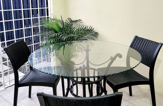 Charming 2-bedroom Townhome with 24-hr security close to the Airport
