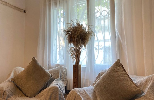 Charming 2-bedroom private house with AC, WiFi in Kusadası
