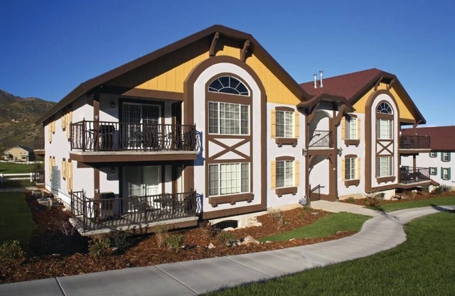 Charming 2-bedroom resort in lovely Midway with gym, indoor pool and more.