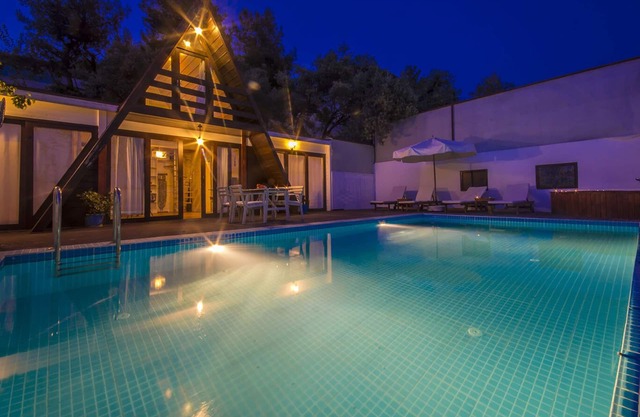 Charming 2 Bedroom Timber Villa with Totally Private Pool, near village centre