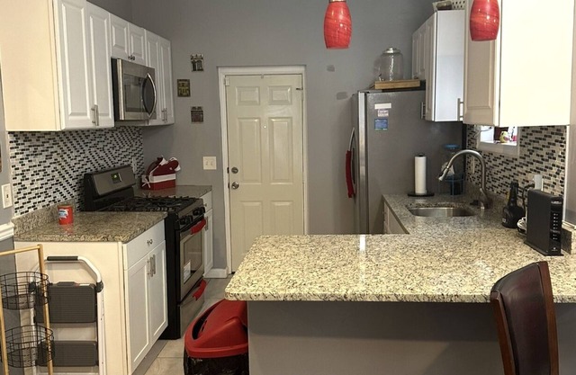Charming 2-bedroom townhome in Baltimore with WiFi, AC