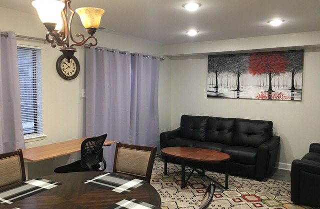 Charming 2-bedroom townhome in marvelous Greenbelt with WiFi, AC