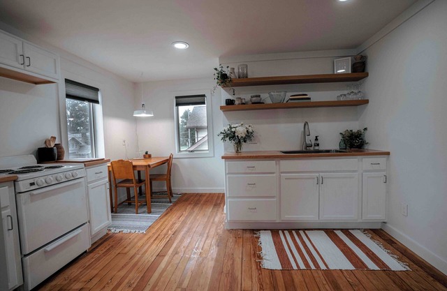 Charming 2-bedroom townhome with WiFi, AC in downtown Orrville