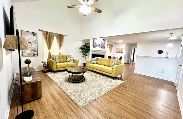 Charming 2-bedroom townhome with king size bedrooms and WiFi in Memphis