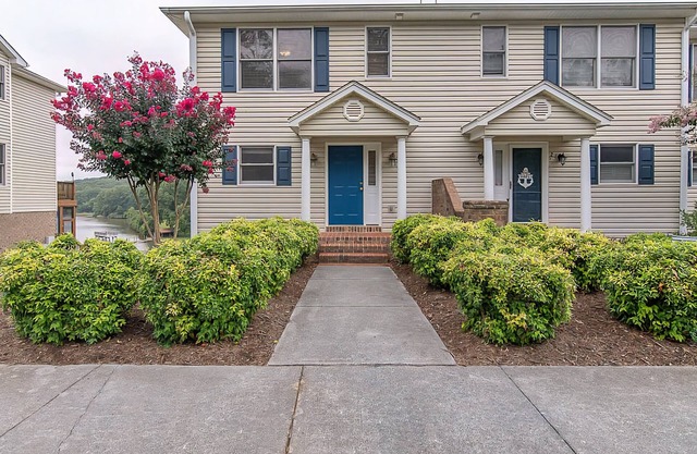 Charming 2-bedroom townhome on Smith Mountain Lake